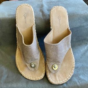 Champagne shimmer sandal!